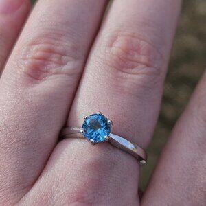 18K White Gold Blue Topaz 6 Prong Solitaire Ring Size 8
